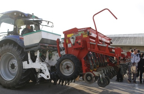 農研機構らが「スマート深層施肥機」を公開　肥料効率を最大化する新技術、9月生産開始へ